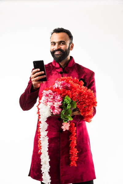 Uomo Indiano Che Tiene Ghirlanda Fiori Serie Decorazione Diwali Matrimonio — Foto Stock