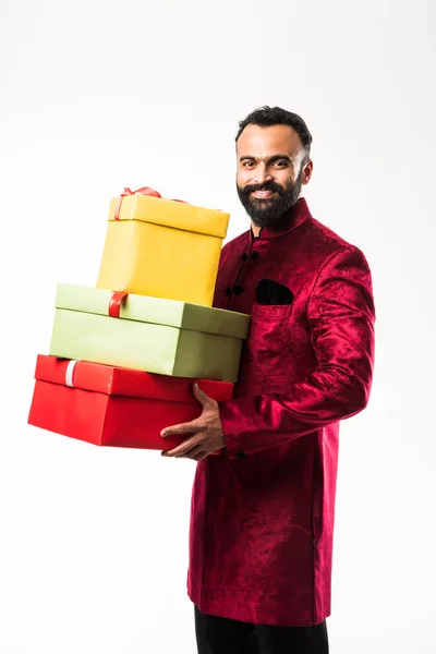 Индийский Весёлый Бородатый Мужчина Традиционной Одежде Шервани Подарочной Коробкой Белом — стоковое фото