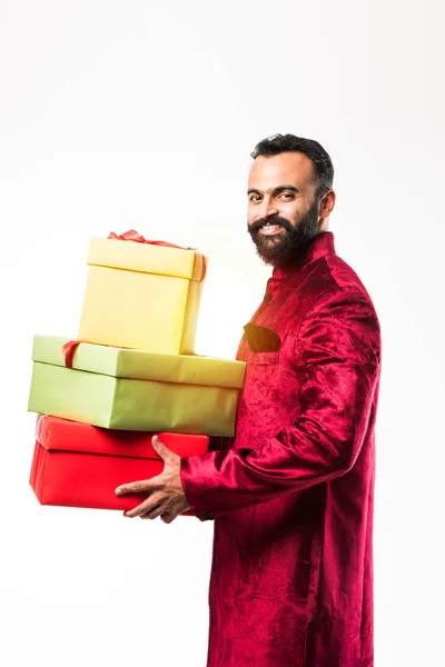 Indisk Glad Skäggiga Man Traditionella Slitage Sherwani Holding Gift Box — Stockfoto