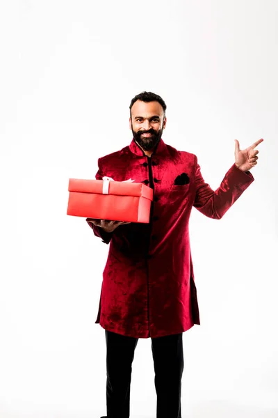 Indisk Glad Skäggiga Man Traditionella Slitage Sherwani Holding Gift Box — Stockfoto