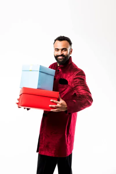 Hombre Barbudo Alegre Indio Ropa Tradicional Sherwani Celebración Caja Regalo — Foto de Stock