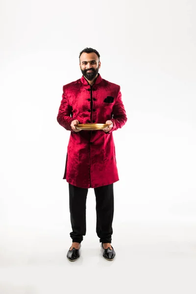 Indian Man Tiene Piatto Vuoto Mentre Indossa Sherwani Tradizionale Sul — Foto Stock