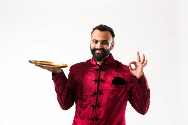 Homem Indiano Segurando Prato Vazio Enquanto Vestindo Sherwani Tradicional Diwali — Fotografia de Stock