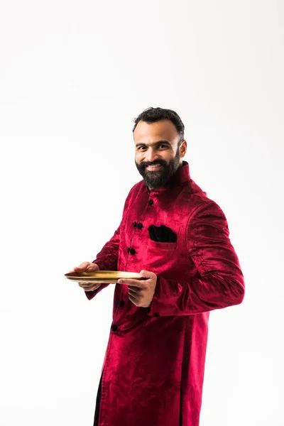 Hombre Indio Sosteniendo Plato Vacío Mientras Usa Sherwani Tradicional Diwali —  Fotos de Stock