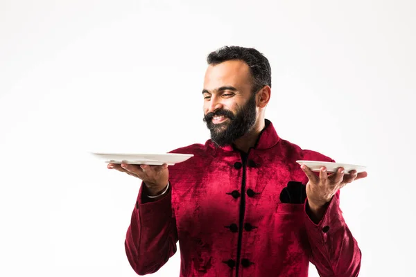 Homem Indiano Segurando Prato Vazio Enquanto Vestindo Sherwani Tradicional Diwali — Fotografia de Stock