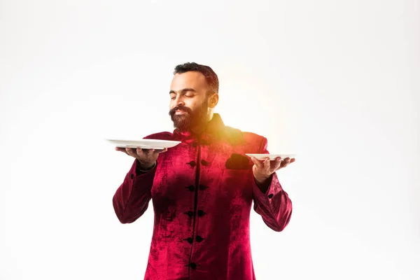 Homem Indiano Segurando Prato Vazio Enquanto Vestindo Sherwani Tradicional Diwali — Fotografia de Stock