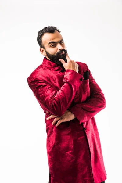 伝統的な服装で陽気なひげを生やしたインド人男性の肖像画 選択的な焦点 — ストック写真