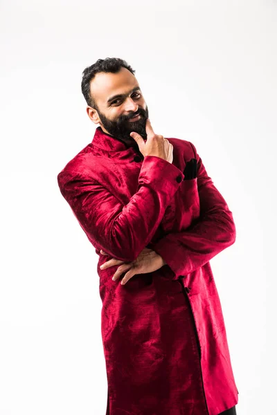 伝統的な服装で陽気なひげを生やしたインド人男性の肖像画 選択的な焦点 — ストック写真