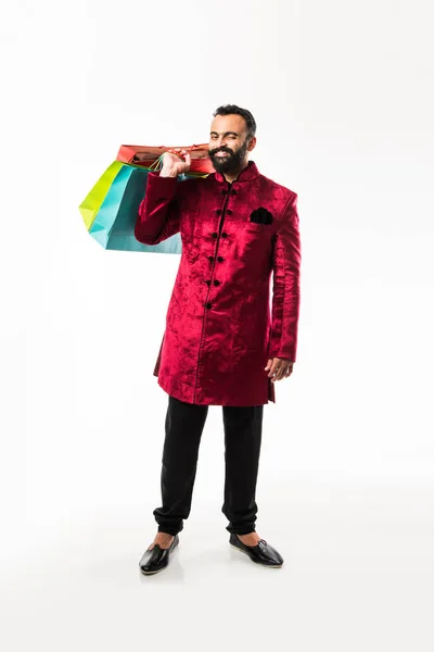 Hombre Joven Indio Compras Mientras Usa Ropa Roja Tradicional Pie —  Fotos de Stock