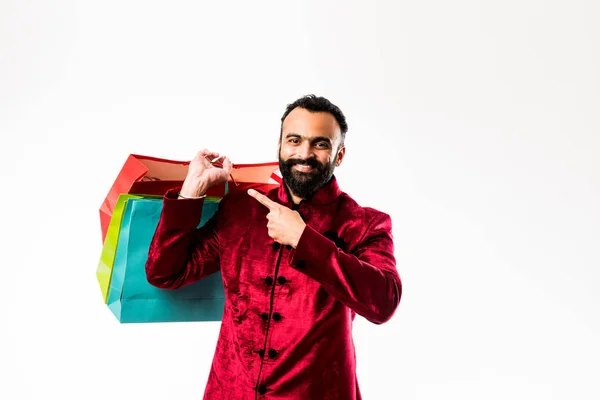 Hombre Joven Indio Compras Mientras Usa Ropa Roja Tradicional Pie — Foto de Stock