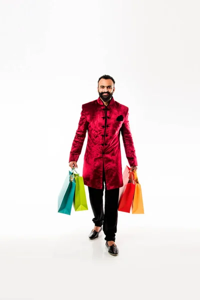 Kırmızı Geleneksel Giyim Giyerken Hint Genç Adam Alışveriş Beyaz Arka — Stok fotoğraf