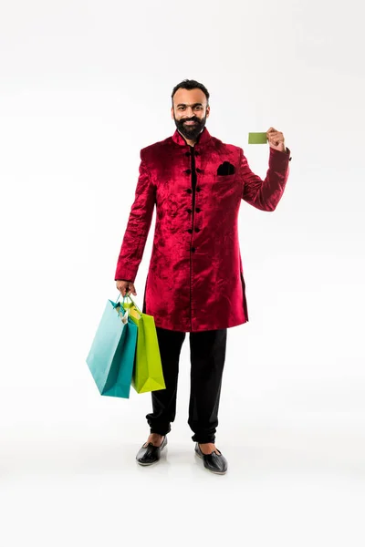 Indian Man Visar Kort Medan Shopping Rött Traditionellt Slitage Stående — Stockfoto