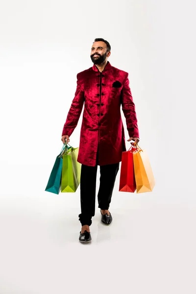 Kırmızı Geleneksel Giyim Giyerken Hint Genç Adam Alışveriş Beyaz Arka — Stok fotoğraf