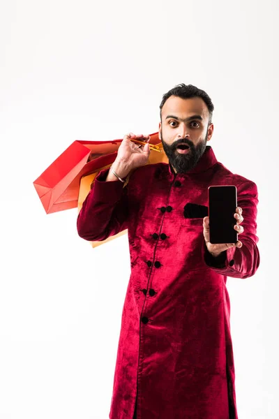 Hombre Indio Usando Móvil Teléfono Inteligente Mientras Sostiene Bolsas Compras —  Fotos de Stock