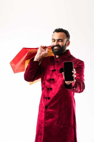 Indiano Homem Usando Celular Smartphone Enquanto Segurando Sacos Compras — Fotografia de Stock