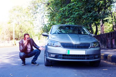 Araç / araba arızalı endişeli Hintli işadamı, telefonda konuşuyor.