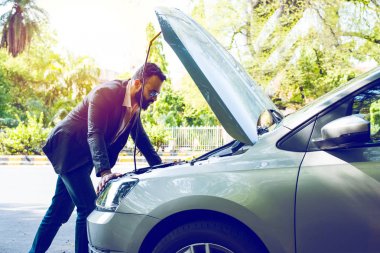 Araç / araba arızalı endişeli Hintli işadamı, telefonda konuşuyor.