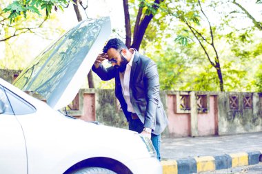 Araç / araba arızalı endişeli Hintli işadamı, telefonda konuşuyor.