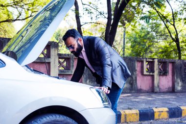 Araç / araba arızalı endişeli Hintli işadamı, telefonda konuşuyor.