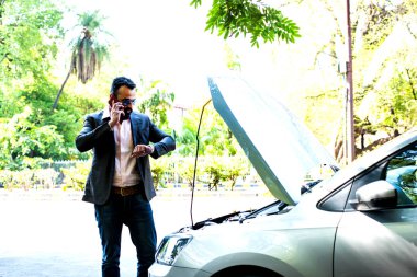 Araç / araba arızalı endişeli Hintli işadamı, telefonda konuşuyor.