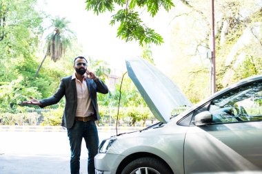 Araç / araba arızalı endişeli Hintli işadamı, telefonda konuşuyor.