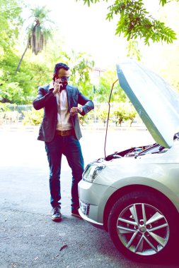 Araç / araba arızalı endişeli Hintli işadamı, telefonda konuşuyor.