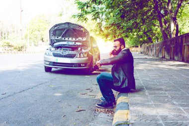 Araç / araba arızalı endişeli Hintli işadamı, telefonda konuşuyor.