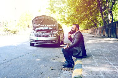 Araç / araba arızalı endişeli Hintli işadamı, telefonda konuşuyor.