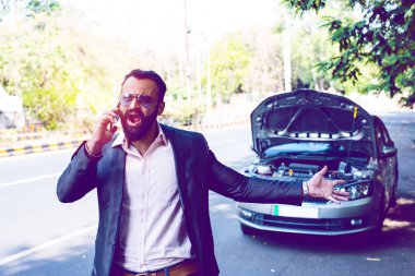 Araç / araba arızalı endişeli Hintli işadamı, telefonda konuşuyor.