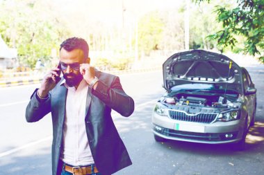 Araç / araba arızalı endişeli Hintli işadamı, telefonda konuşuyor.