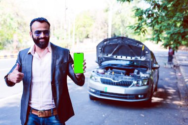 Araç / araba arızalı endişeli Hintli işadamı, telefonda konuşuyor.