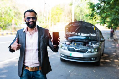 Araç / araba arızalı endişeli Hintli işadamı, telefonda konuşuyor.