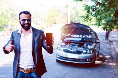 Araç / araba arızalı endişeli Hintli işadamı, telefonda konuşuyor.