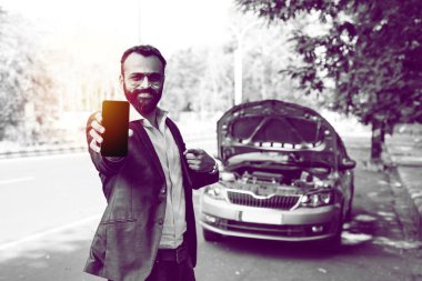 Araç / araba arızalı endişeli Hintli işadamı, telefonda konuşuyor.