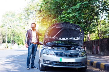 Araç / araba arızalı endişeli Hintli işadamı, telefonda konuşuyor.