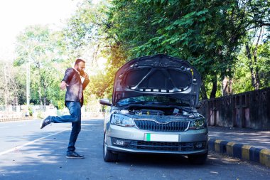 Araç / araba arızalı endişeli Hintli işadamı, telefonda konuşuyor.