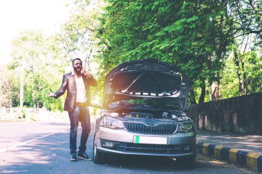 Araç / araba arızalı endişeli Hintli işadamı, telefonda konuşuyor.