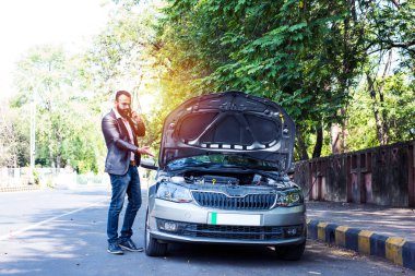 Araç / araba arızalı endişeli Hintli işadamı, telefonda konuşuyor.