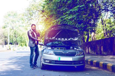 Araç / araba arızalı endişeli Hintli işadamı, telefonda konuşuyor.