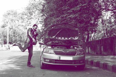 Araç / araba arızalı endişeli Hintli işadamı, telefonda konuşuyor.