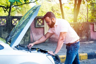 Araç / araba arızalı endişeli Hintli işadamı, telefonda konuşuyor.
