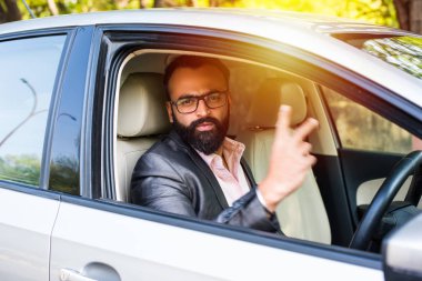 Hint Sakallı işadamı araba sürme, seçici odak