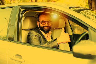 Hint Sakallı işadamı araba sürme, seçici odak