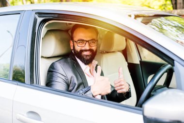 Hint Sakallı işadamı araba sürme, seçici odak