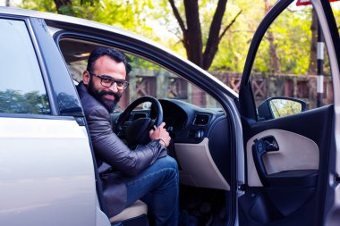 Hint Sakallı işadamı araba sürme, seçici odak