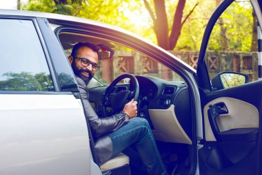 Hint Sakallı işadamı araba sürme, seçici odak