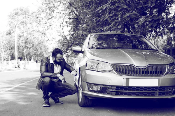 Araç / araba arızalı endişeli Hintli işadamı, telefonda konuşuyor.