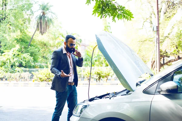 Araç / araba arızalı endişeli Hintli işadamı, telefonda konuşuyor.