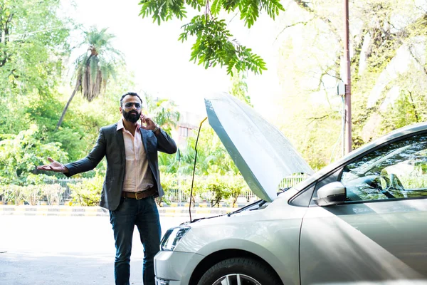 Araç / araba arızalı endişeli Hintli işadamı, telefonda konuşuyor.