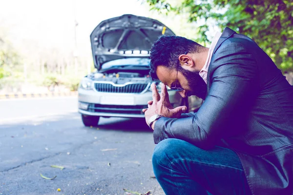 Araç / araba arızalı endişeli Hintli işadamı, telefonda konuşuyor.